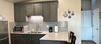 Modern Country Studio-5 Min. to Hiking Trails and Old Town Auburn. Private yard.