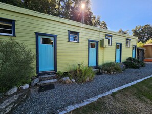 Free WiFi, bed sheets - Possum Lodge (Manapouri)