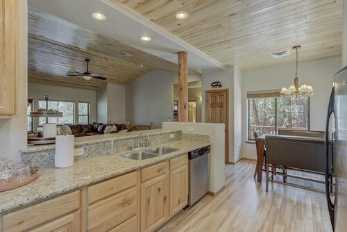 Bison Ridge 4 BR, 4BA Cabin with National Forest access and views!