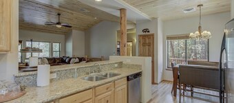 Bison Ridge 4 BR, 4BA Cabin with National Forest access and views!