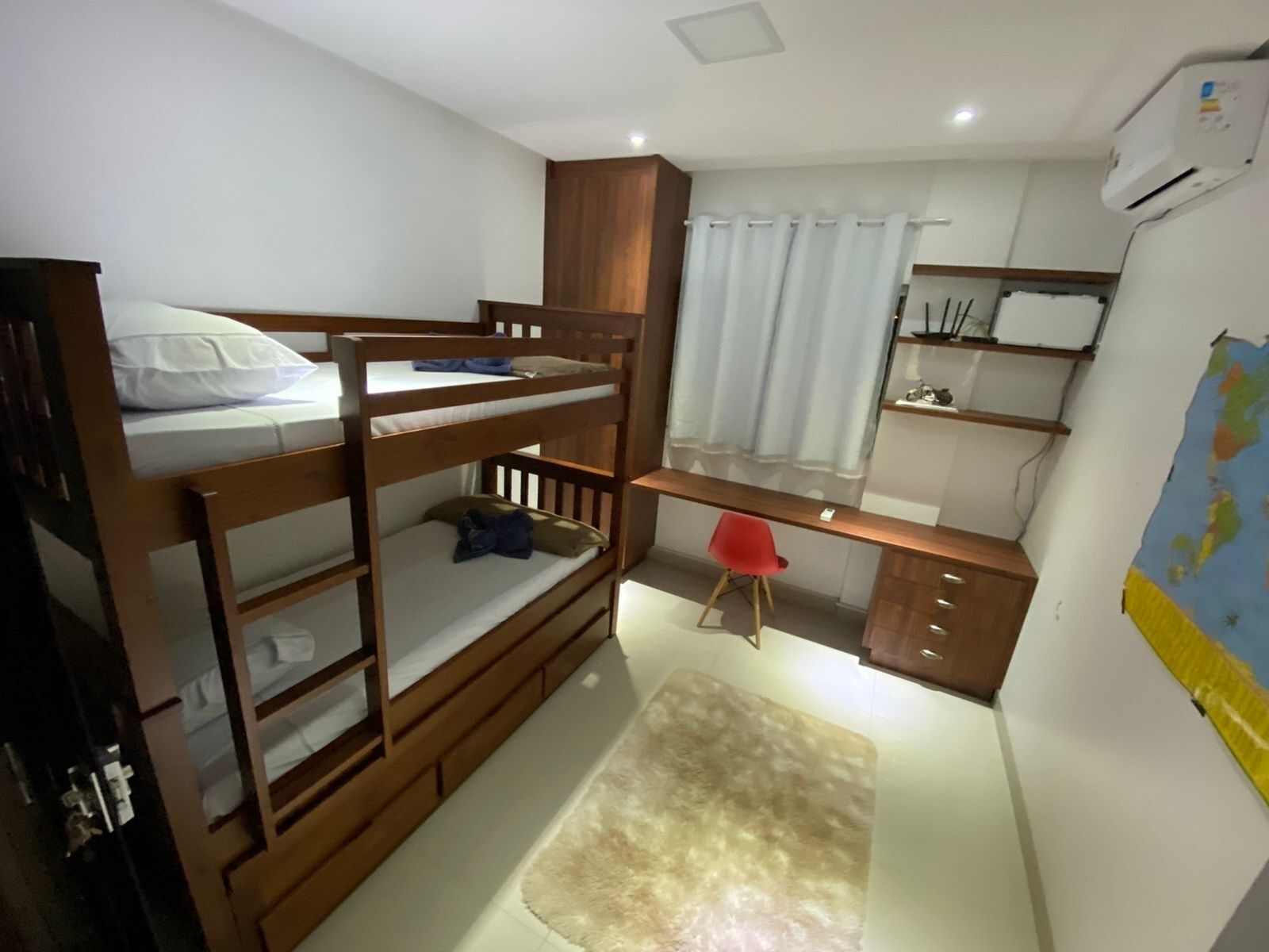 5 habitaciones, escritorio, tabla de planchar con plancha y wifi 