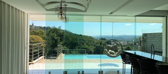 Pool house well located 5 min from Flamboyant