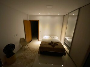 5 habitaciones, escritorio, tabla de planchar con plancha y wifi