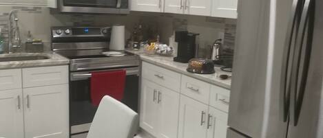 冰箱、微波炉、烤箱、炉灶