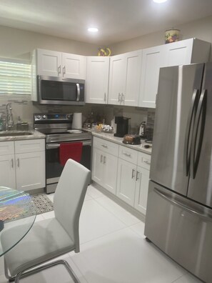 Frigorífico, microondas, horno y placa de cocina