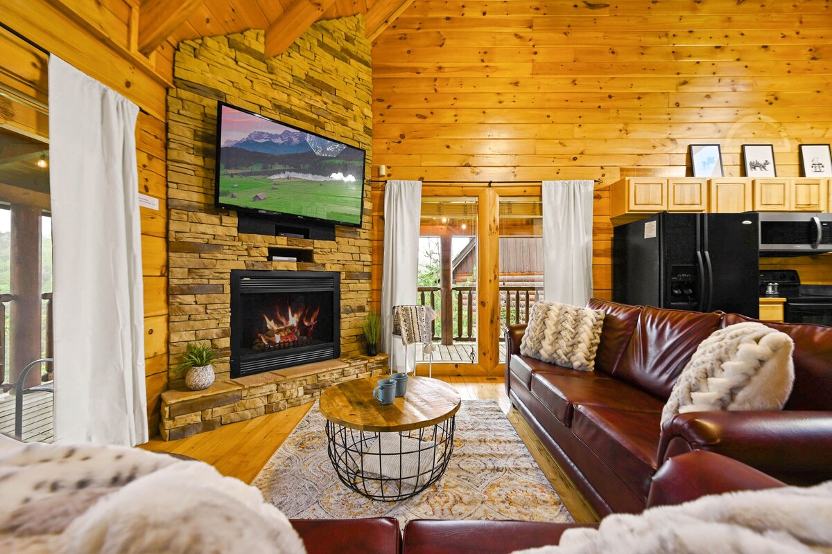 Cozy Cabin: Hot Tub, Game Loft & Pet Friendly!