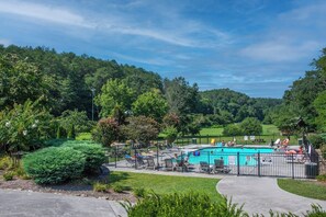 Piscine couverte, piscine extérieure