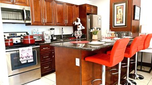 Private kitchen - Beautiful Waikiki Banyan 1BR/Free PRKG W/ Balcony (Honolulu)