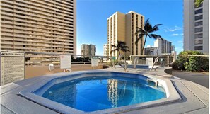 Utendørsbasseng og et oppvarmet basseng