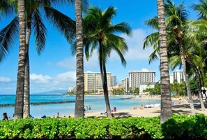 Ubicación cercana a la playa, tumbonas y toallas de playa