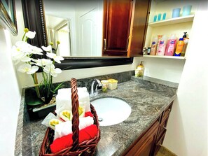 Bathroom - Waikiki Banyan 1BR - FREE Parking - Walk to Beach & Lanai (Honolulu)