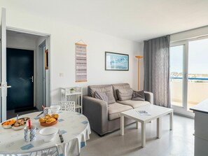 TV, DVD player - Lovely apartment for 4 people with pool, WIFI, TV, terrace and pets allowed (Lacanau-océan)