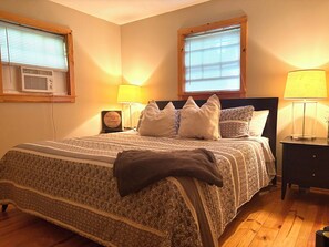 2 bedrooms, iron/ironing board, free WiFi, bed sheets - Escape to the Hepp’s Hideaway! (Hayesville)
