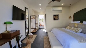 ห้องดีไซน์สตูดิโอสวีท | เครื่องนอนระดับพรีเมียม, ผ้านวมขนเป็ด, โต๊ะทำงาน