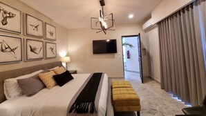 ห้องดีไซน์สตูดิโอสวีท | เครื่องนอนระดับพรีเมียม, ผ้านวมขนเป็ด, โต๊ะทำงาน