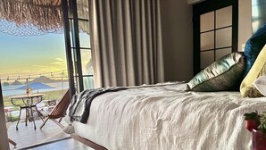 ห้องดีลักซ์, วิวทะเล | เครื่องนอนระดับพรีเมียม, ผ้านวมขนเป็ด, โต๊ะทำงาน