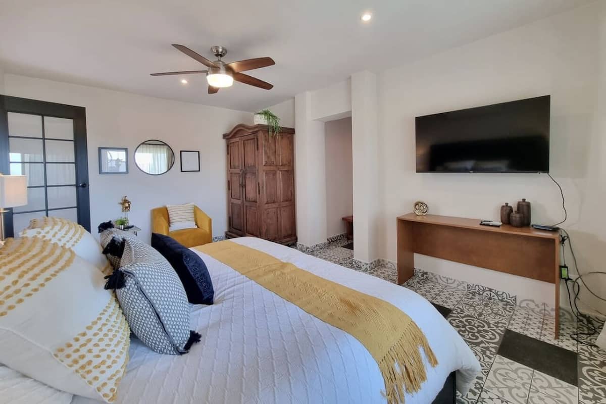 Premium Studio Suite | Premium bedding, down duvets, desk, laptop workspace