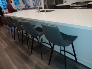 Dining - Holiday special discount-Views, pets ok. walk 2 blocks to boardwalk to see boats (San Pedro)