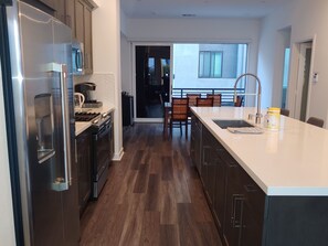 Fridge, microwave, oven, stovetop - Holiday special discount-Views, pets ok. walk 2 blocks to boardwalk to see boats (San Pedro)