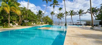 Caribbean Sunrise View Beachfront Apartment