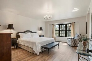 5 bedrooms, desk, free WiFi, bed sheets