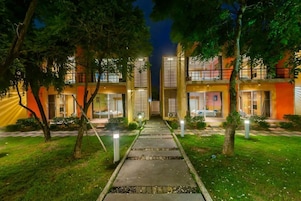 1 bedroom, premium bedding, pillowtop beds, individually decorated