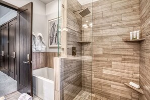 Badewanne, Haartrockner, Shampoo
