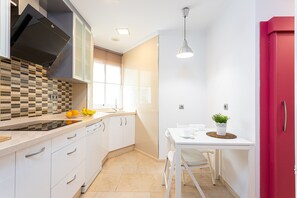 Frigorífico, microondas, horno y placa de cocina