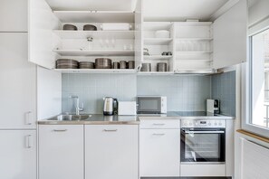 Een koelkast, een magnetron, een oven, een kookplaat