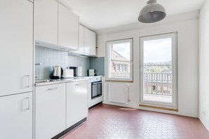 Fridge, microwave, oven, stovetop - Lovely Mühlebach 2.5 Room 2 mins walk to market, by Blueground (Zurich)
