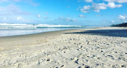 RAJAH 1 - Lovely Townhouse close to beach & shops