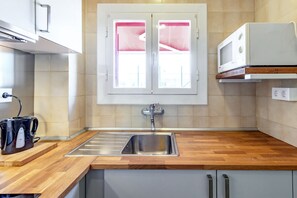 Een koelkast, een microgolfoven, een blender