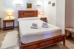 2 habitaciones, tabla de planchar con plancha y ropa de cama 
