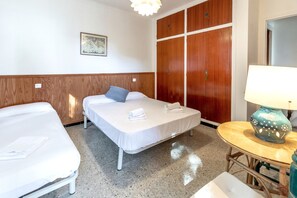 2 dormitorios, tabla de planchar con plancha, ropa de cama