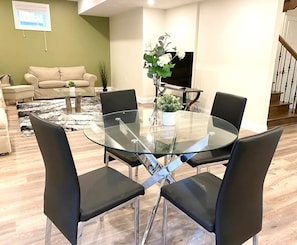 Apartamento exclusivo | Área de estar | TV 42 polegadas com canais via satélite