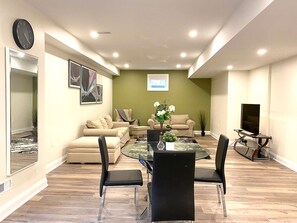 Exclusive-Apartment | Wohnbereich | 42-Zoll-Fernseher mit Satellitenempfang
