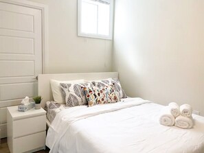 Egyptian cotton sheets, premium bedding, down duvets, desk - Brand New Basement Apt next to Beach & Go Train (Pickering)