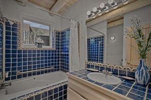 Ensemble baignoire-douche, baignoire à remous, serviettes fournies