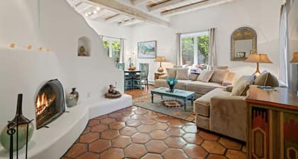 Charming Authentic Adobe blocks away from Santa Fe Plaza