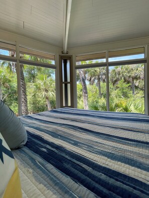 2 bedrooms, iron/ironing board, free WiFi, bed sheets - ⭐Intimate and Updated Treehouse with Breathtaking Marsh Views⭐ (Saint Helena Island)
