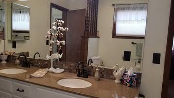 Duschwanne, Handtücher, Seife, Toilettenpapier