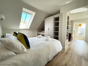 1 habitación, escritorio, tabla de planchar con plancha y internet