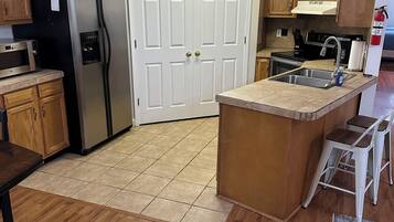 Grand réfrigérateur, micro-ondes, four, plaque de cuisson