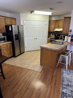 Kjøleskap, mikrobølgeovn, ovn og kokeplater