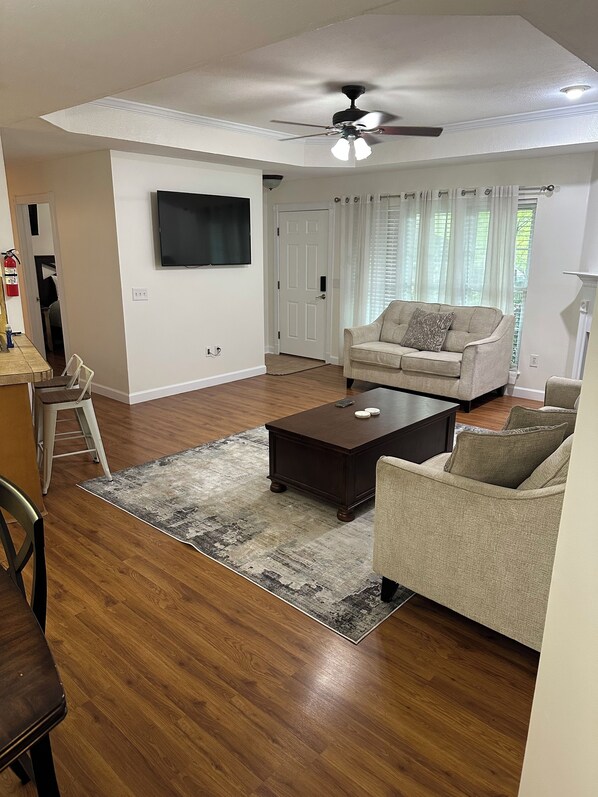 Smart TV, fireplace, books, stereo - Cheerfull 3 bedroom 2 bath close to water & parks (Brandon)