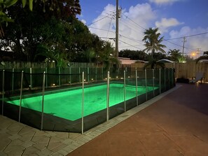 室外游泳池，恒温泳池