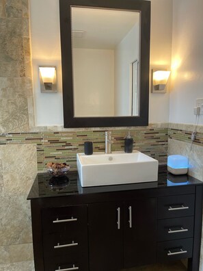 淋浴/盆浴组合、按摩浴缸、吹风机、毛巾