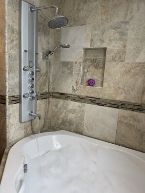 Ensemble douche/baignoire, baignoire à jets, sèche-cheveux