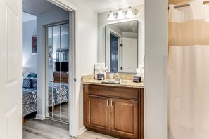 1 室のベッドルーム、デスク、アイロン / アイロン台、WiFi (無料)