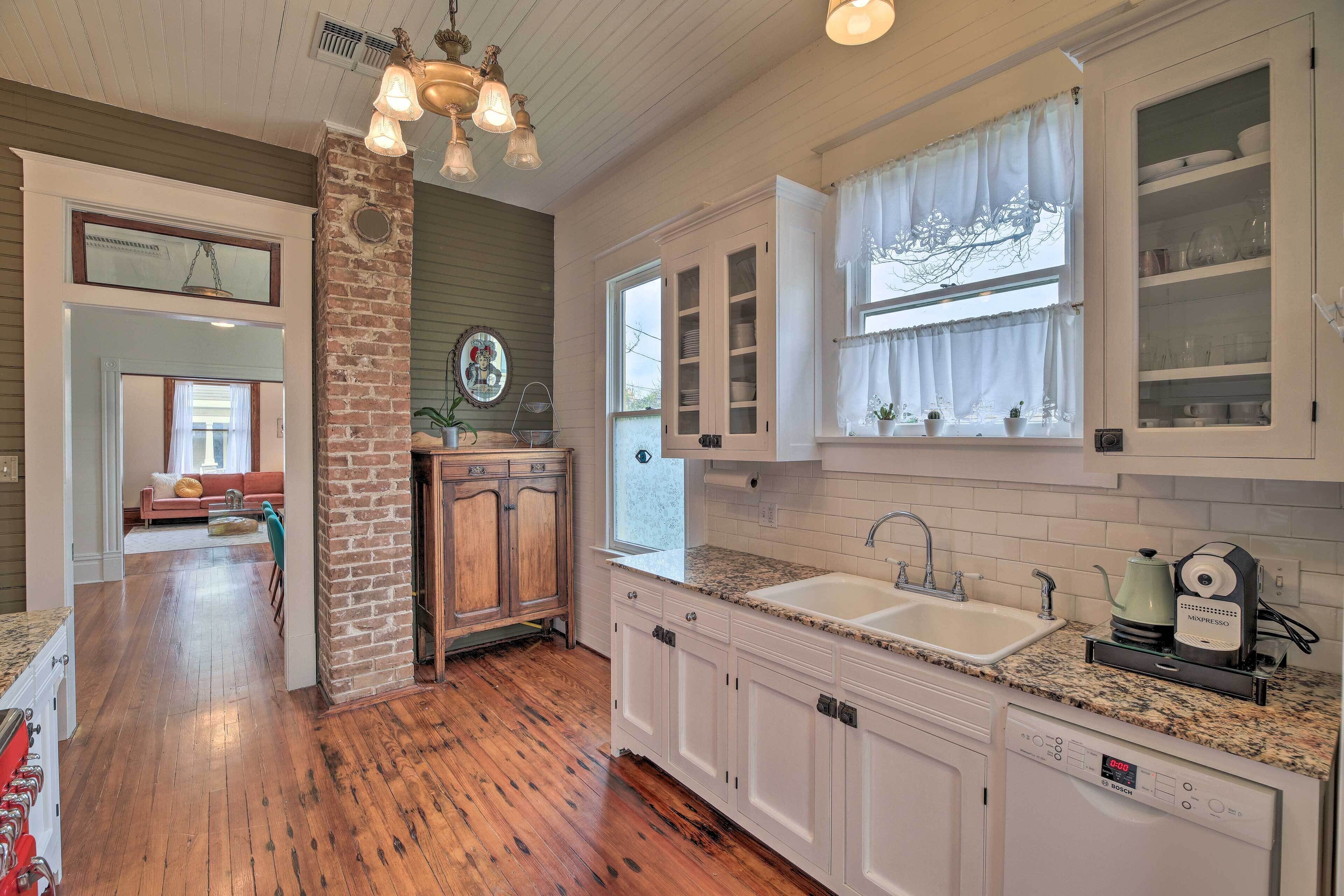 Een koelkast, een microgolfoven, een kookplaat, een vaatwasser